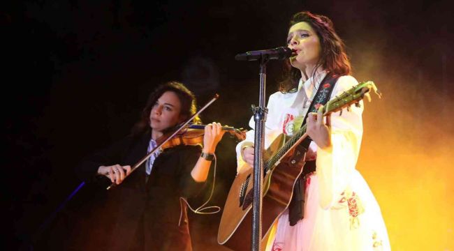 Denizli Nil Karaibrahimgil ile kutladı