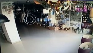 Deprem anı güvenlik kamerasında