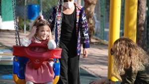 Depremin sembolü Ayda, annesinin adını taşıyan parkta oynadı