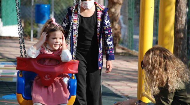 Depremin sembolü Ayda, annesinin adını taşıyan parkta oynadı