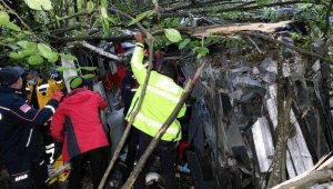 Dereye yuvarlanan otobüste 6 kişinin hayati tehlikesi bulunuyor