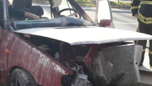 Kontrolden çıkan araç bariyere çarpıp yandı