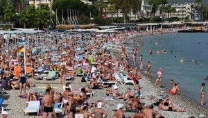 Ekim ayı ortasında sahilde turist yoğunluğu