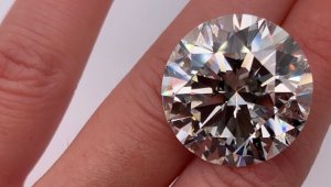 Evde 2.7 milyon dolarlık elmas yüzük buldu