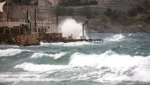 Fırtına denizcileri vurdu