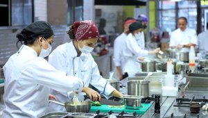 Gıda atıklarından yemek yaparak israfa dikkat çektiler