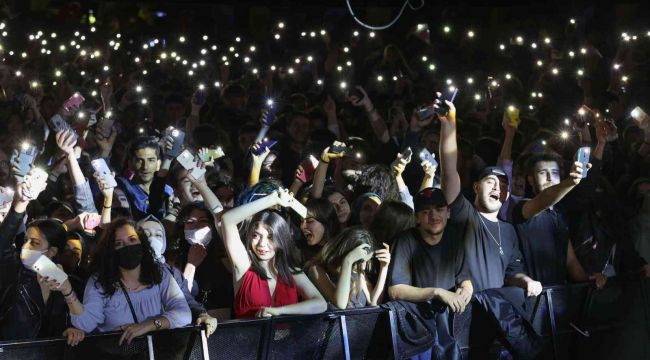 Gripin, Buca'da binlerce İzmirli'yi coşturdu