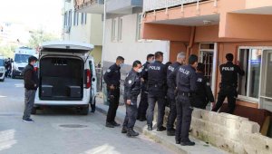 Hamile eşini ve iki çocuğunu tüfekle rehin aldı