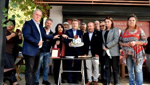 Hayvansever muhtara pastalı sürpriz