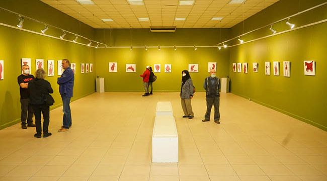 Hibüskus çayından eserler, sergileniyor