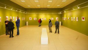 Hibüskus çayından eserler, sergileniyor