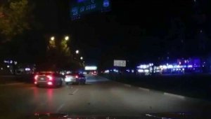 İki aracın anayoldaki yarışı kazayla son buldu