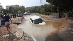 İsale hattı patladı, çukura otomobil düştü