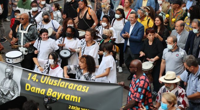 İzmir'de rengarenk 'Dana Bayramı'