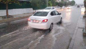 İzmir'i sağanak vurdu: Sokaklar göle döndü
