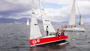 İzmir Körfezi'nde festival renkli görüntülerle sürüyor