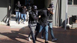 İzmir merkezli çete operasyonunda zanlılar adliyede