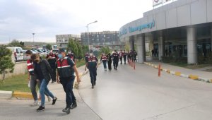 İzmir'de 2 doktor, 7 eczacı gözaltında