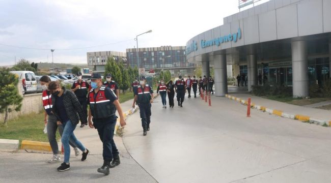İzmir'de 2 doktor, 7 eczacı gözaltında