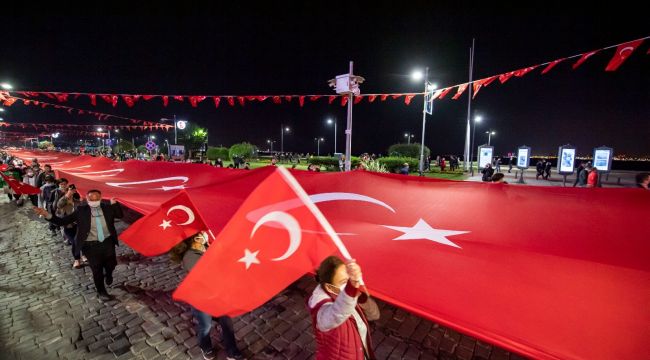 İzmir'de 350 metrelik bayrak taşındı