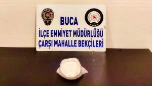 İzmir'de, Bekçiler durdurduğu araçtan yarım kilo uyuşturucu buldu