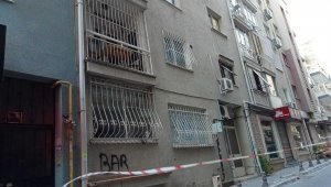 İzmir'de çatlaklar meydana gelen bina boşaltıldı