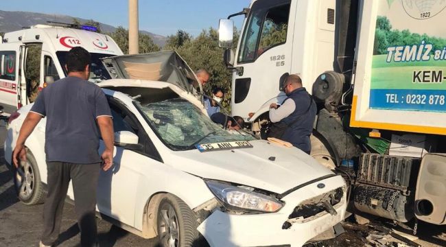 İzmir'de çöp kamyonu ile otomobil çarpıştı: 1 yaralı