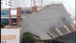 İzmir'de fırtına çatıları uçurdu