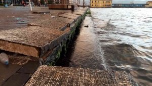 İzmir'de fırtına yüzlerce kiloluk beton blokları söktü