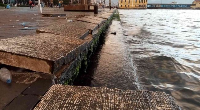 İzmir'de fırtına yüzlerce kiloluk beton blokları söktü