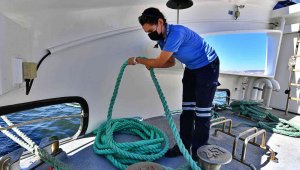 İzmir'de güverteye kadın eli: Halat bağlıyor, dümen tutuyor