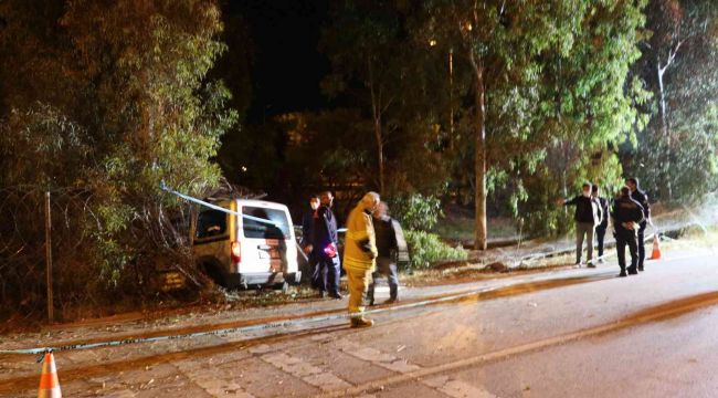 İzmir'de otomobil ağaca çarptı: 1 ölü, 2 yaralı