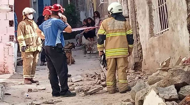 İzmir'de tadilat halindeki binanın çatısı çöktü; 1 yaralı