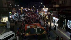 İzmir'in ilçelerinde Cumhuriyet coşkusu gece de sürdü