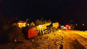 Araçlara çarpmamak için kamyonunu devirdi