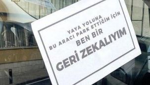 Kaldırıma park eden otomobillere bu yazıları yapıştırdılar