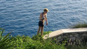 Kayıp köpeğini ararken falezlerden düşüp öldü