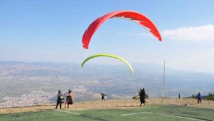 Kestane Dağı'nda yamaç paraşütü festivali