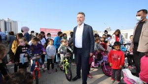 Konteyner kentte yaşayan depremzede çocuklara sürpriz