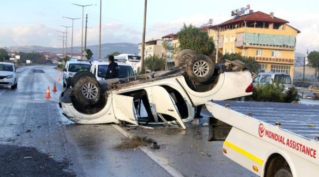 Kontrolden çıkan kamyonet karşı şeride geçti: 3 yaralı