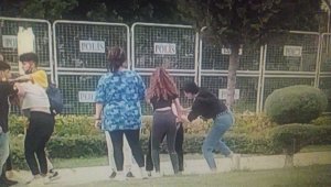 Liseli kız öğrenciler okul çıkışı parkta yumruk yumruğu kavga etti