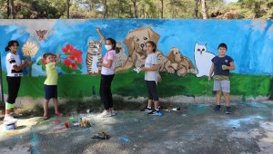 Minik ressamlar bakım evini rengarenk yaptı