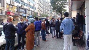Noter önünde uzun kuyruklar oluştu, vatandaşlar sitem etti