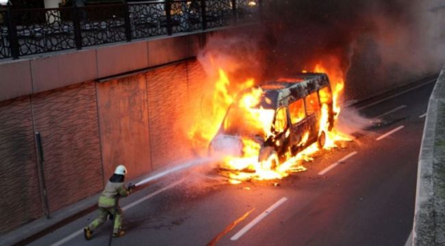 Öğrenci servisi alev alev yandı