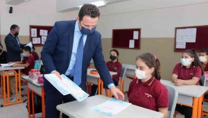 Öğrencilere LGS soru fasikülleri dağıtılıyor