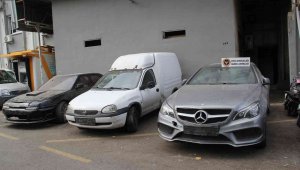 Oto çetesine baskın: 38 araç ele geçirildi