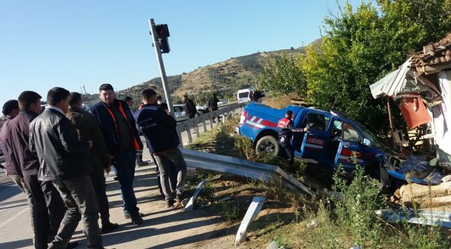 Jandarma aracı kaza yaptı: 4 yaralı