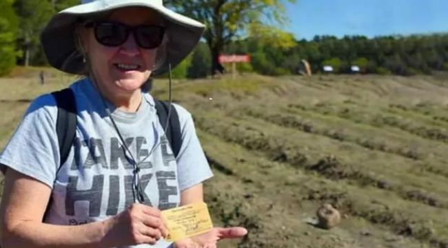 Parkta yürürken 4.38 karatlık elmas buldu