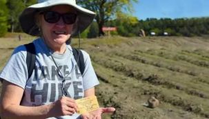 Parkta yürürken 4.38 karatlık elmas buldu