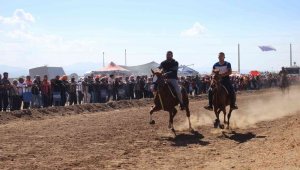 Rahvan at yarışları renkli görüntülere sahne oldu